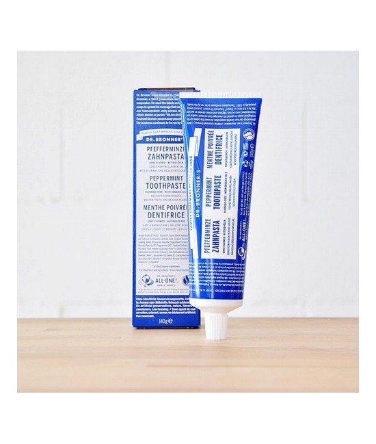 El dentifrico de Dr. Bronners reduce la placa, blanquea los dientes y refresca el aliento.
Hecho con 70 ingredientes orgánico
