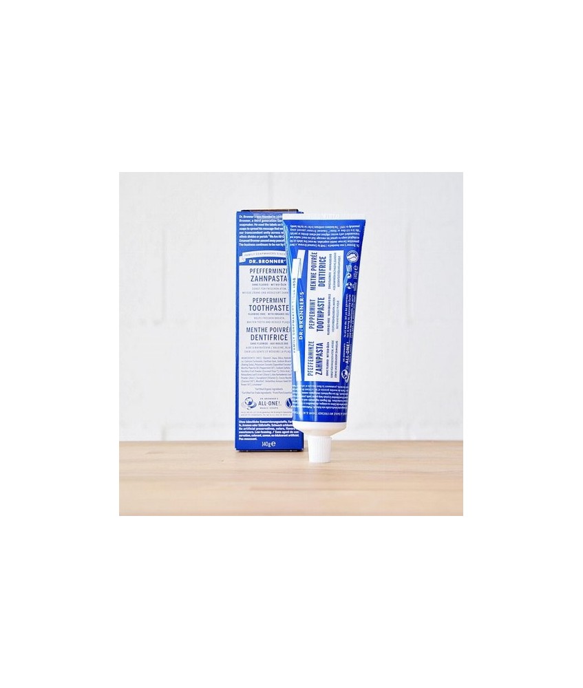 El dentifrico de Dr. Bronners reduce la placa, blanquea los dientes y refresca el aliento.
Hecho con 70 ingredientes orgánico
