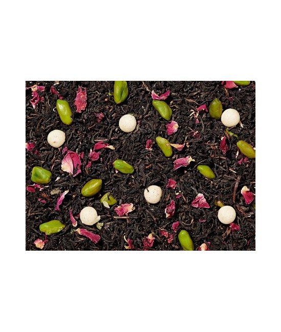 Nuestra muy popular base de té negro presenta una nueva apariencia. Pistachos verdes, pétalos de rosa brillante y para algo esp