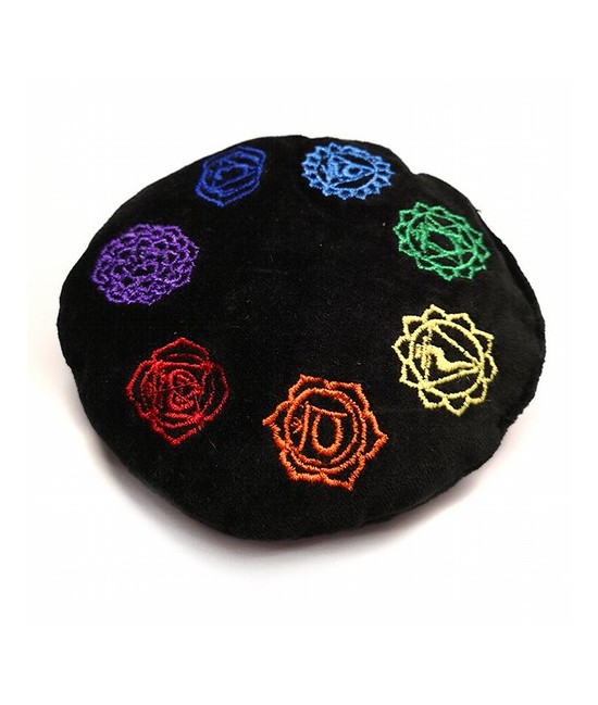 Pequeño cojín de tercipelo y bordado con símbolos de los 7 chakras.

Relleno: Trigo

Tamaño 12cm Grosor 3cm