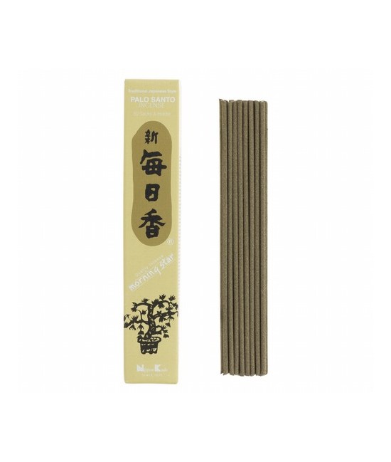 La madera de palo santo proviene de la Bursera graveolens, un árbol de Sudamérica. Tiene un aroma dulce e intenso con toques cí