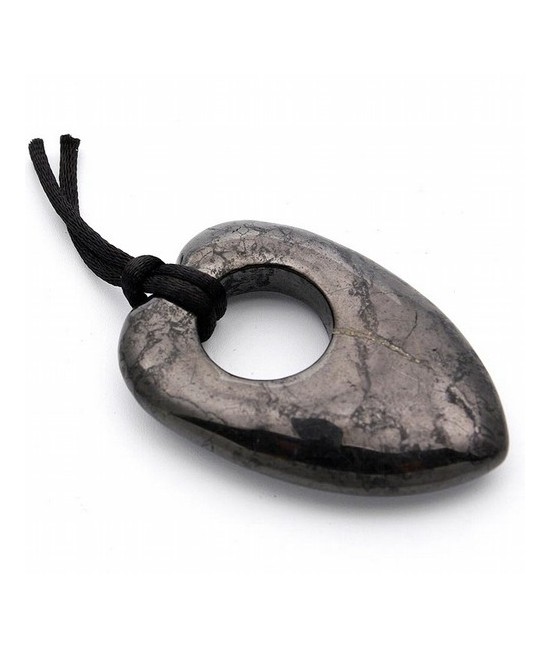 Colgante de shungita en forma de corazón.

Incluye cordón de hilo de seda negro y cartón explicativo.

Medida del colgante: