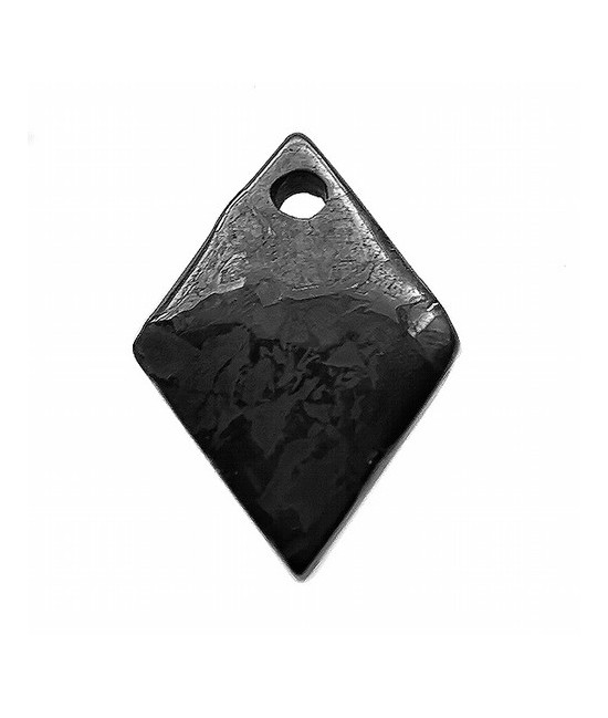 
Colgante de shungita en forma de rombo.

Incluye cordón de seda negro 

Medida: 50x35mm

Medida del cordón: 60cms