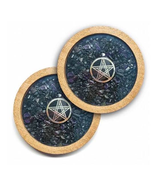 Set de 2 posavasos de madera con sobre de cristal con símbolo del Pentáculo y minerales de Turmalina Negra y Amatista.

Tamañ