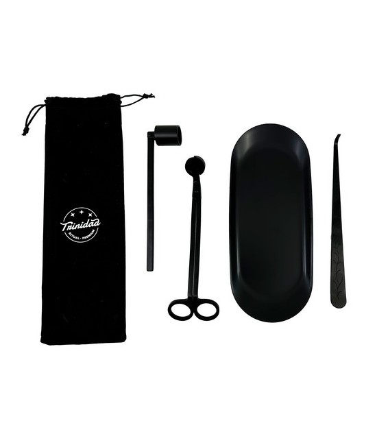 BOLSA TERCIOPELO NEGRO
BANDEJA
CORTA MECHAS
APAGA VELAS 
ARREGLA MECHAS
