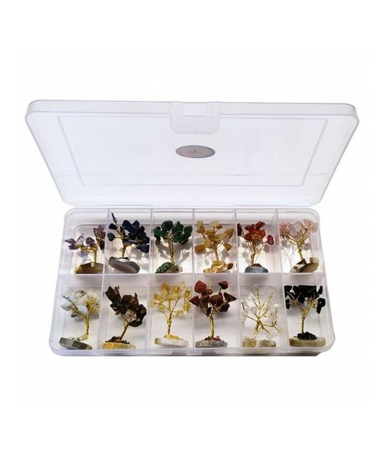 Árboles mini surtidos compuestos de 15 piedrecitas chip (aprox.). La caja incluye 12 árboles mini de 3 cm aprox. de diferentes 