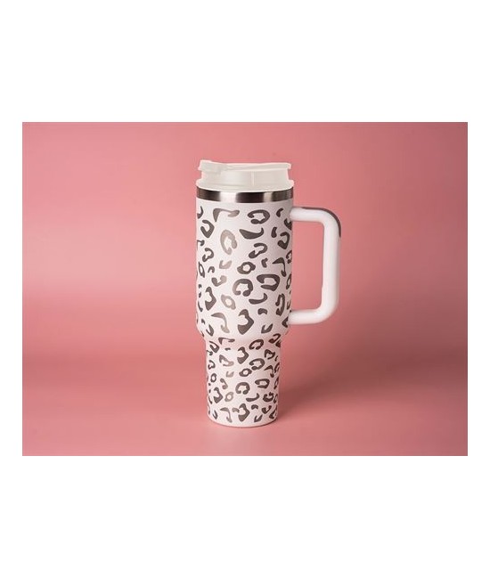 ¡Experimenta el lado salvaje de la vida! Con su elegante estampado de leopardo en plata brillante, esta taza XXL para llevar es