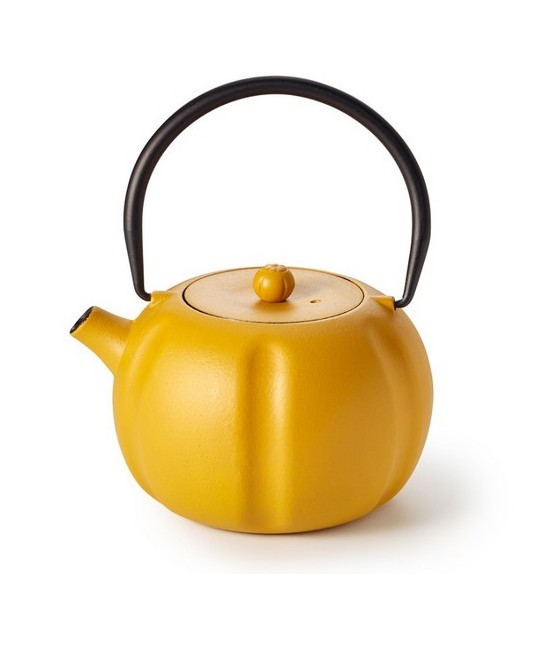 Su forma redonda y su color amarillo mostaza le dan a esta hermosa tetera de hierro un aspecto inusual que, con un poco de imag