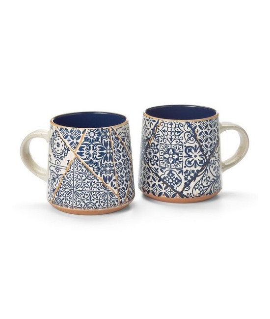 La decoración de esta singular taza de cerámica evoca azulejos mediterráneos decorativos, ingeniosamente ensamblados como fragm