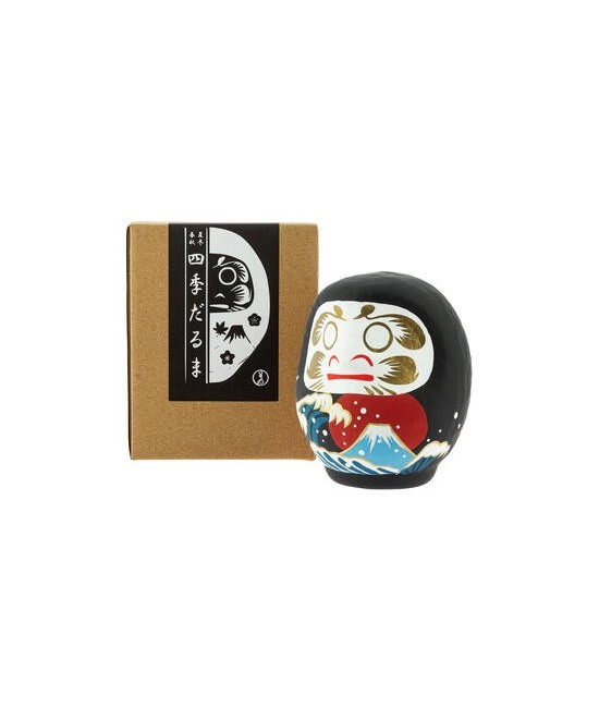 Para los japoneses, tanto daruma como el monte Fuji son símbolos espirituales, budista uno y sintoísta el otro. En esta figurit