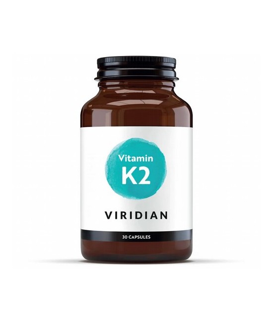 Hay tres tipos de vitamina K: la K1 se obtiene de los alimentos, la K2 es producida por bacterias intestinales y la K3 es una f