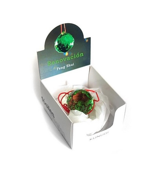 Bola facetada de cristal VERDE de 30 mm. de diametro.
Engarzada en cordón natural.

Con caja exclusiva.