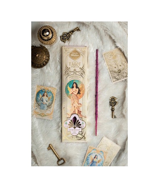 Tarot Ángeles es una línea de sahumerios que fusiona aroma y guía espiritual. Cada caja incluye dos cartas troqueladas de Ángel