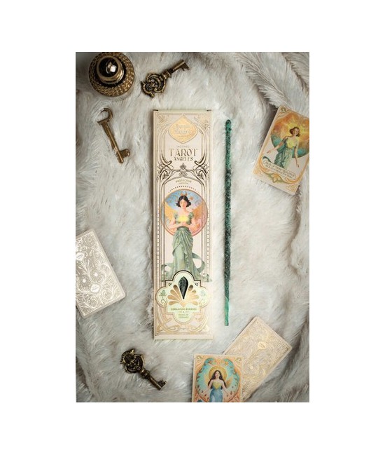 Tarot Ángeles es una línea de sahumerios que fusiona aroma y guía espiritual. Cada caja incluye dos cartas troqueladas de Ángel
