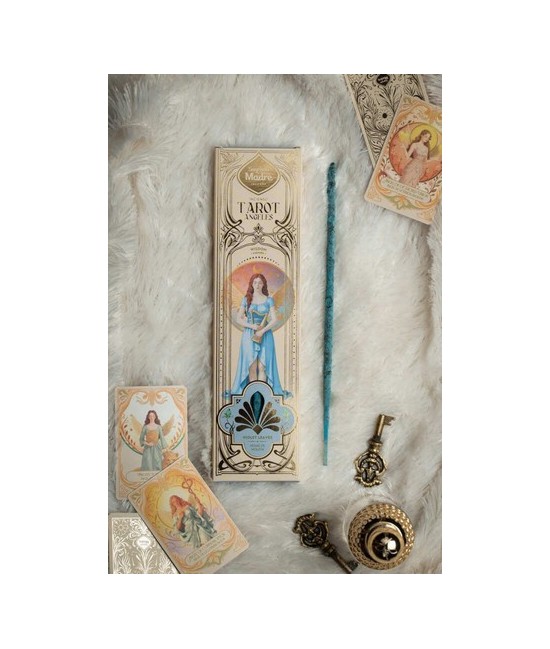 Tarot Ángeles es una línea de sahumerios que fusiona aroma y guía espiritual. Cada caja incluye dos cartas troqueladas de Ángel