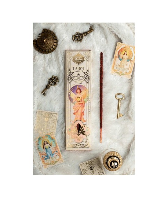 Tarot Ángeles es una línea de sahumerios que fusiona aroma y guía espiritual. Cada caja incluye dos cartas troqueladas de Ángel