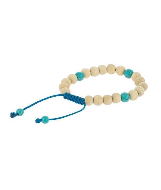 Las pulseras malas de madera, como esta en tonos claros, son accesorios llenos de significado que pueden acompañarte en la medi