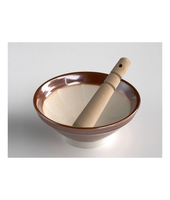 El suribachi de MIMASA, de 18 cm de diámetro, es un mortero de cerámica con estrías de origen japonés que, con la ayuda del maz