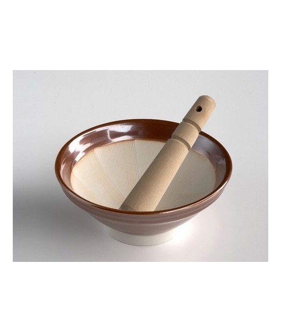 El suribachi de MIMASA, de 18 cm de diámetro, es un mortero de cerámica con estrías de origen japonés que, con la ayuda del maz